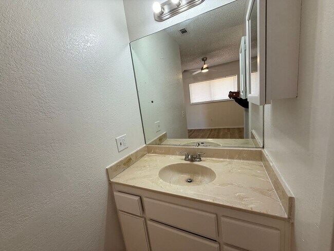 Building Photo - 3711