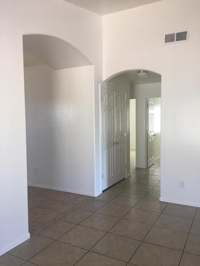 Building Photo - South Phoenix 4 Bed 2 Bath