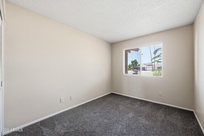Building Photo - 2216 W Straford Dr
