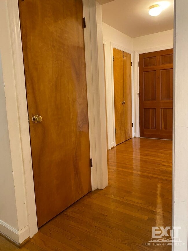 Building Photo - Well Maintained brick ranch home