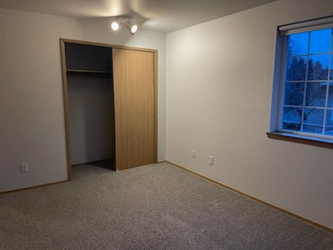 Building Photo - 3 bdrm, 2.5 bath, 2 car garage  (1 attached, 1 detached), Fenced yard, Minutes to Mall and I-5