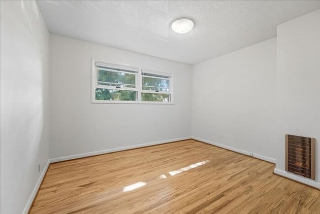 Building Photo - West Slope Charmer With Hardwood Floor - W...