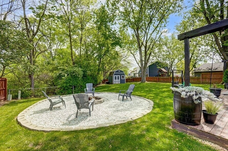 Yard with shed - 410 Evergreen Dr