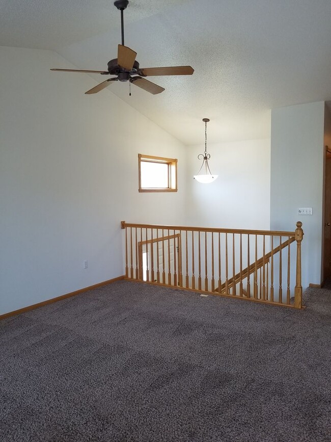 Building Photo - 3 Bedroom - 2 Bathroom Twinhome for Rent - Fenced Yard!