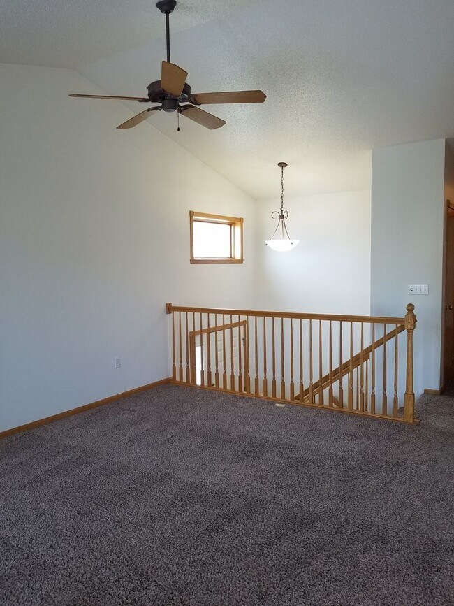 Building Photo - Comfortable 3-Bedroom with Garage & Fenced Yard