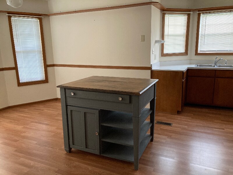Building Photo - 611 Windcrest Dr