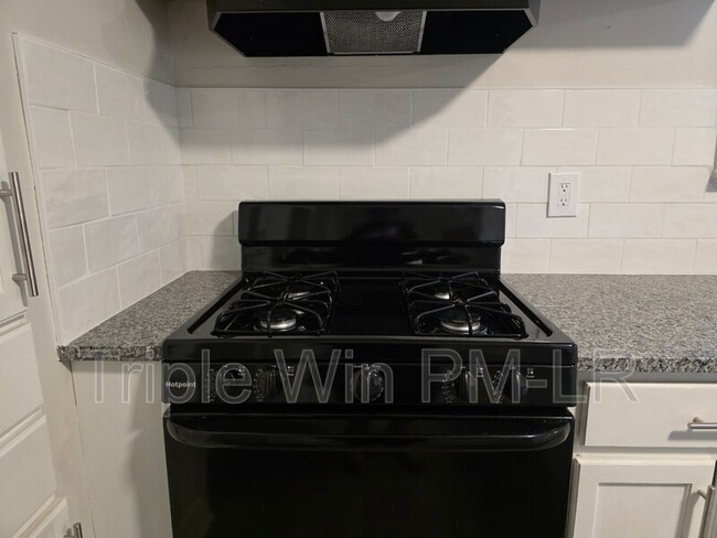 Building Photo - 5425 Chauvin Dr