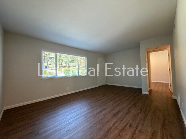 Building Photo - 1028 Bridgeview Dr