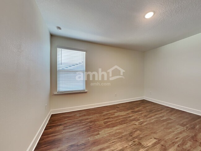 Building Photo - 914 Tan Tara Trl