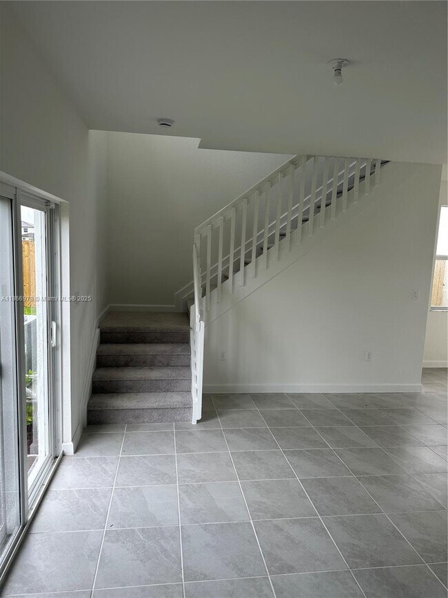 Building Photo - 2464 SE 24th Ave