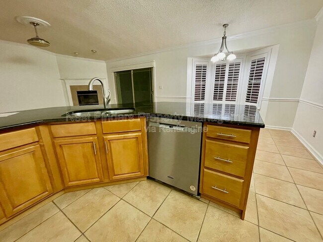 Building Photo - 2127 Forest Gate Dr W