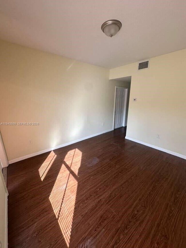 Building Photo - 825 SW 6th Pl