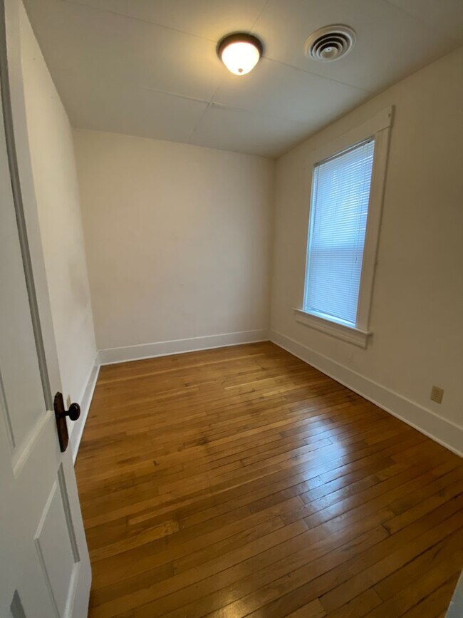 Building Photo - Spacious One Bedroom on the Northside