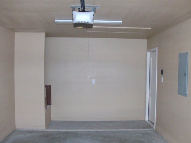 Building Photo - Viewable 10/3 – Spacious 3 Bedroom, 2 Bath...