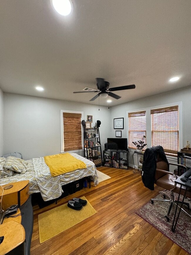 Building Photo - Adorable 2/1/1 CH/A updated!!! walking dis...
