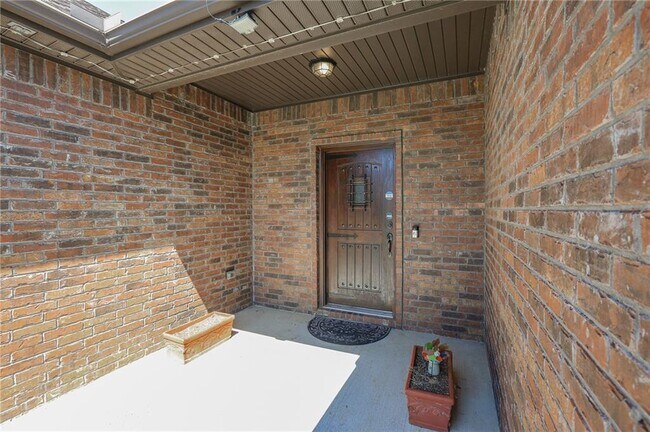 Building Photo - 2306 SW Cadwell Ave