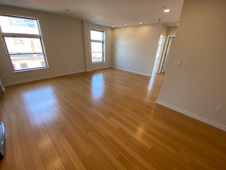 Building Photo - 108 E Brookline St