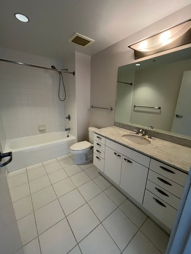 Building Photo - Experience upscale living in Downtown San Diego with great views. This is a must see!