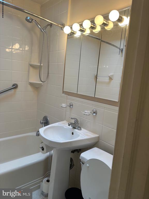 Building Photo - 2308 Highland Ave