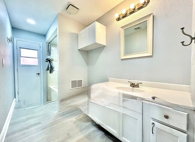 Building Photo - 5015 Nassau Cir