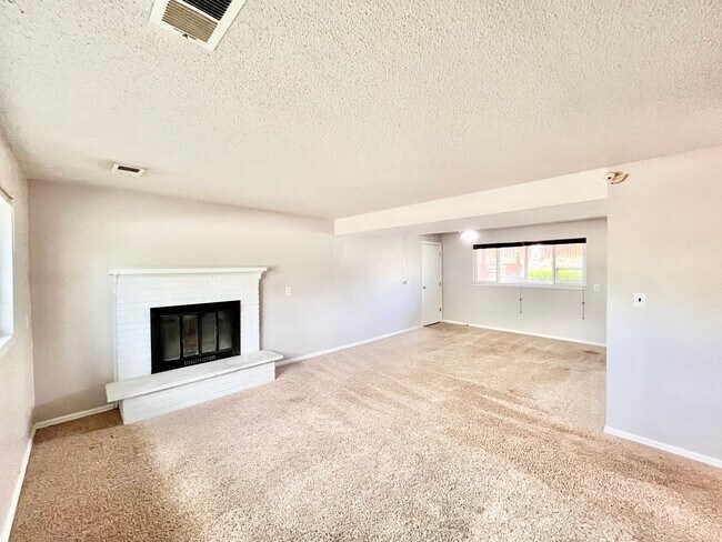 Building Photo - *** MOVE IN SPECIAL 2 WEEKS FREE*** Beautiful 4 bed/ 2 bath Home