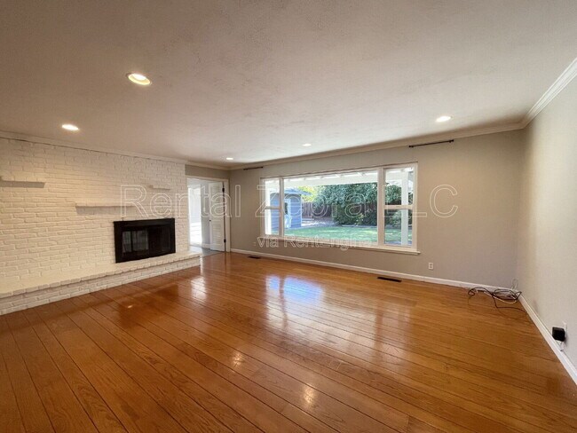 Building Photo - 626 Huntleigh Dr