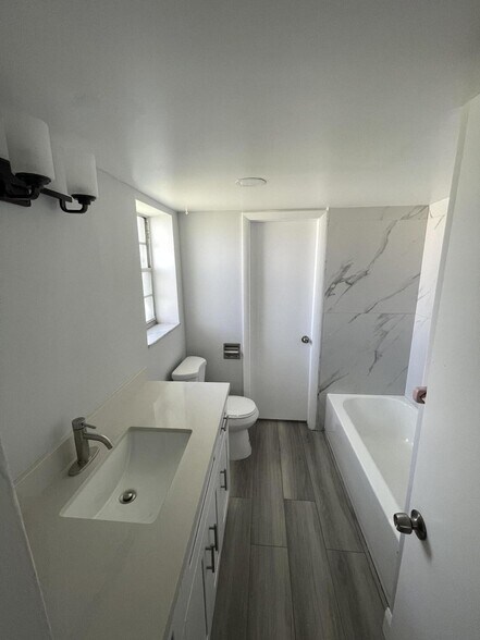 Building Photo - 1113 Lake Ter