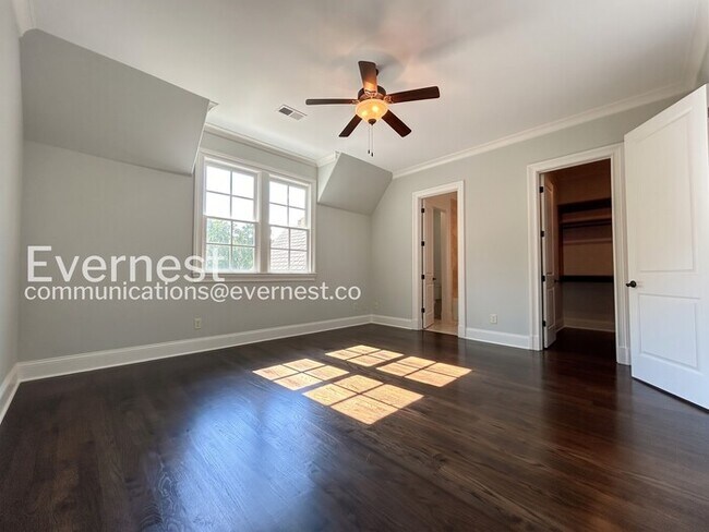 Building Photo - Spacious 7 Bed/8 Bath Home with Garage / Pet-Friendly / Available Now!