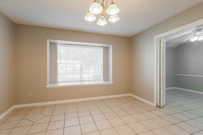 Building Photo - 222 Magic Oaks Dr