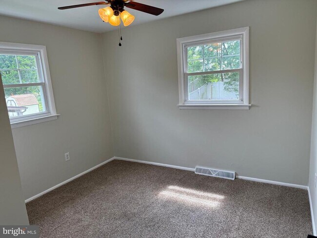 Building Photo - 417 Greenview Dr