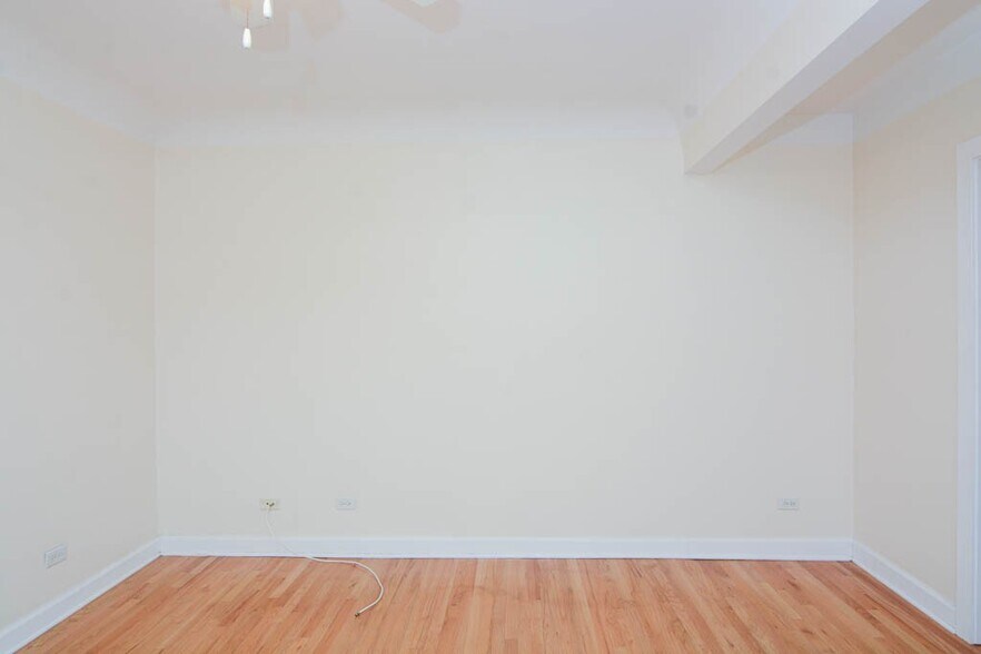Building Photo - 2922 N Sacramento Ave