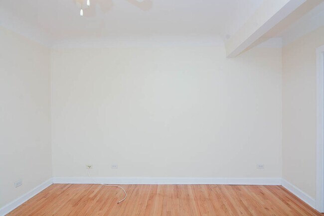 Building Photo - 2922 N Sacramento Ave