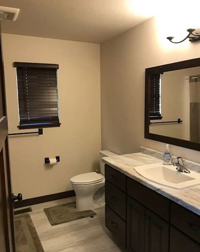 Building Photo - 866 Daisy Ln