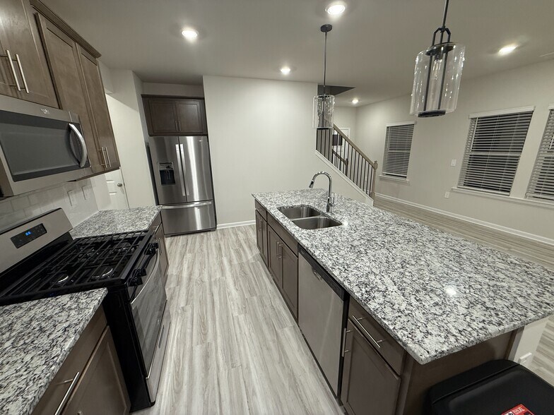 Building Photo - 2044 Avalon Rdg