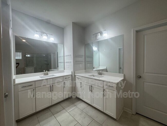Building Photo - 7870 Tiberon Pkwy