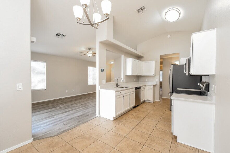 Building Photo - 9146 E Encanto St