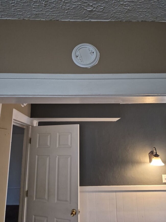 Building Photo - 924 Fountain St NE