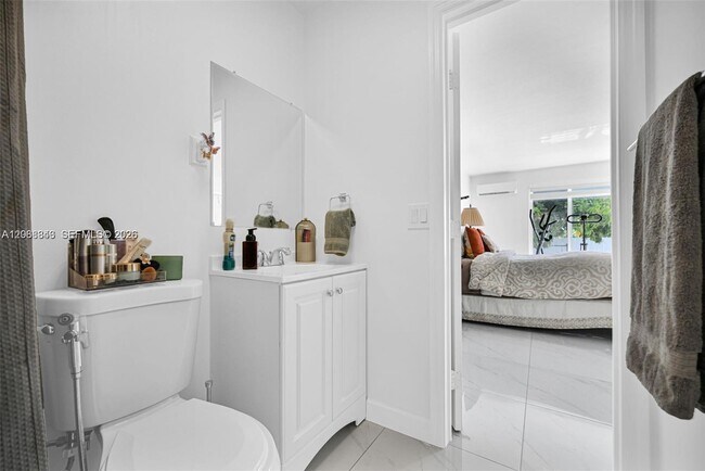 Building Photo - 756 W 53rd St