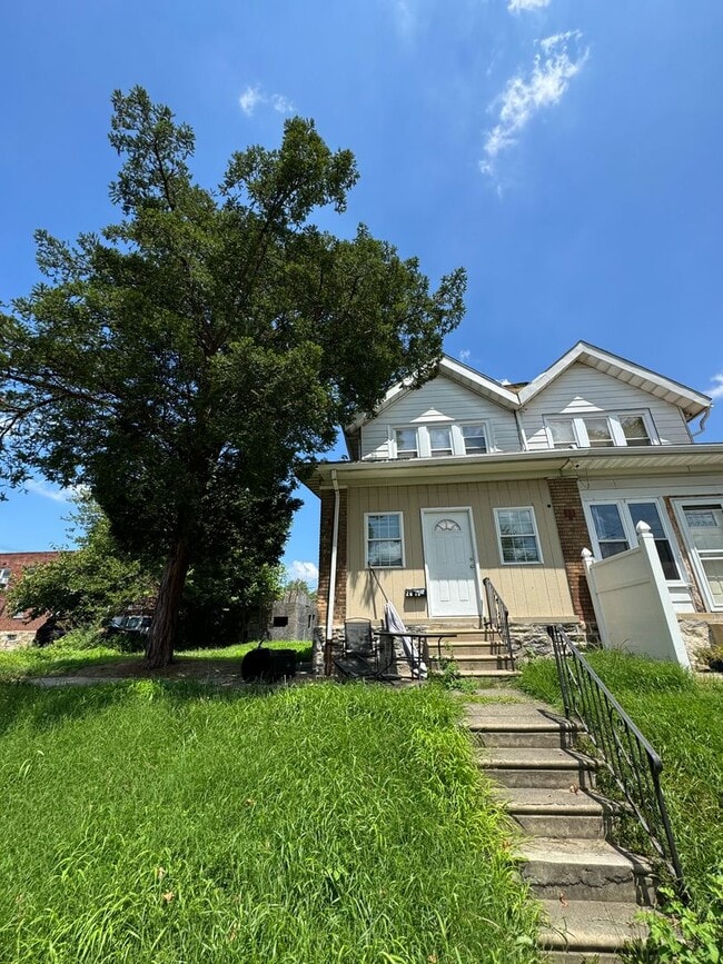 Building Photo - Updated 3-Bed Home with Spacious Backyard