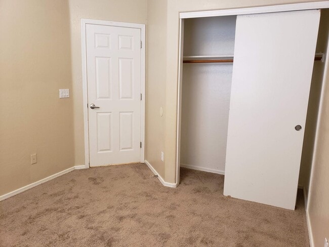 Building Photo - 44714 Alamendras St