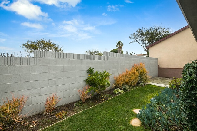 Private Yard - 618 Grand E Ave