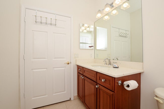 Building Photo - 351 NW Shoreview Dr