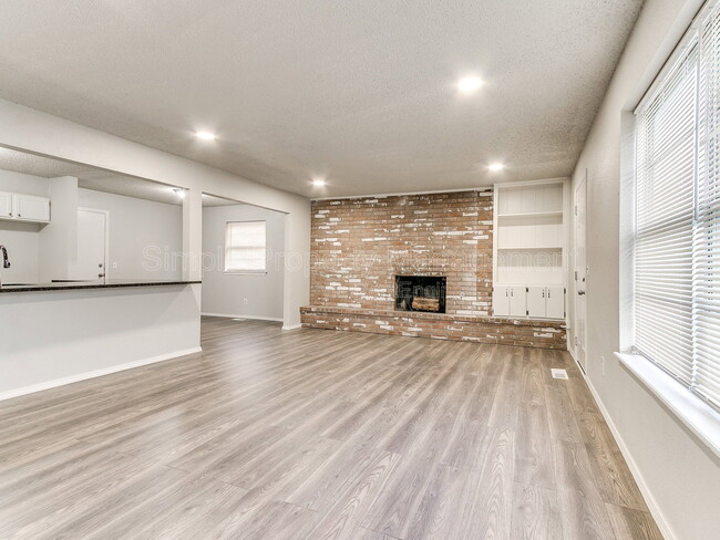 Building Photo - 8510 Candlewood Dr