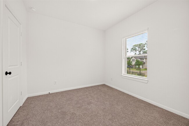 Building Photo - 453 Embden Rim Dr