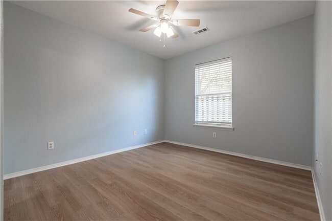 Building Photo - 1103 SW Apache Dr