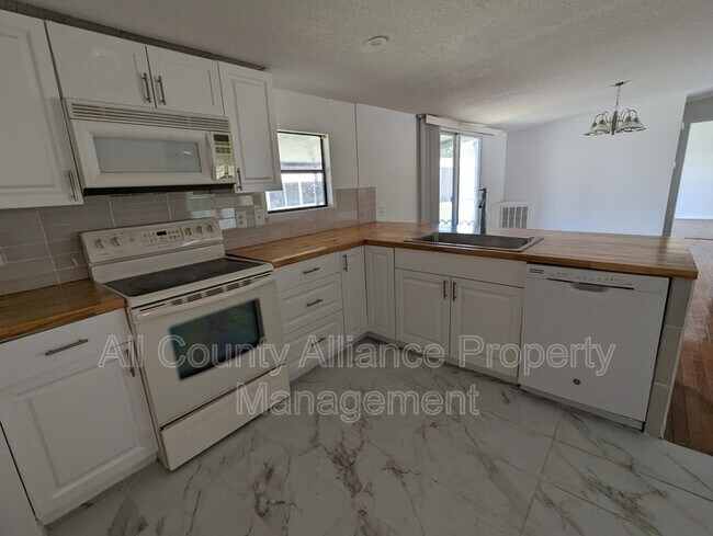 Building Photo - 34335 Lodge Dr