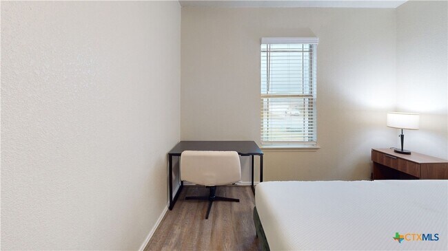 Building Photo - 2703 Tara Dr