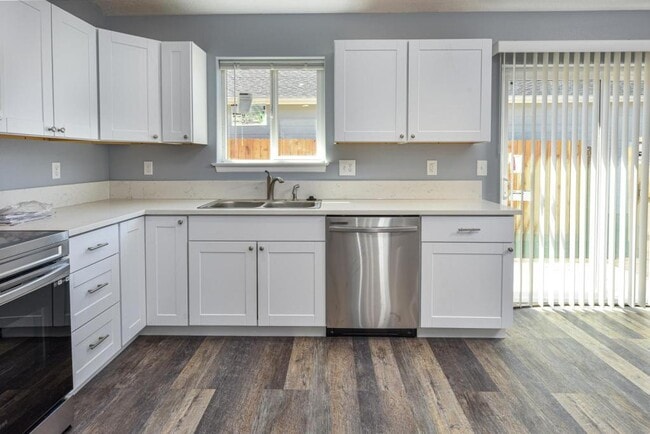 Building Photo - 1735 SE Jefferson St