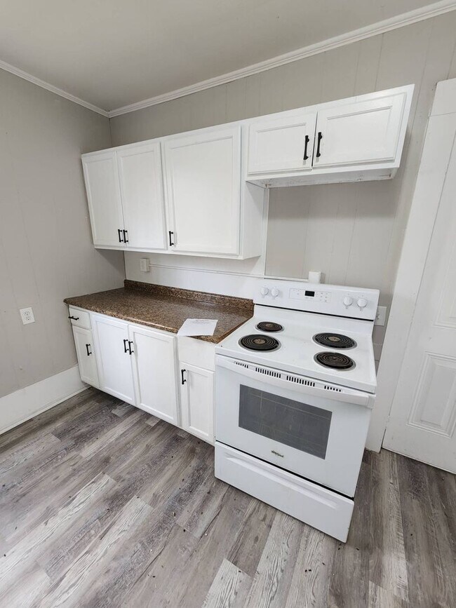 Building Photo - Charming 4-Bedroom Property in Prime Location (SECTION 8 VOUCHERS ACCEPTED)