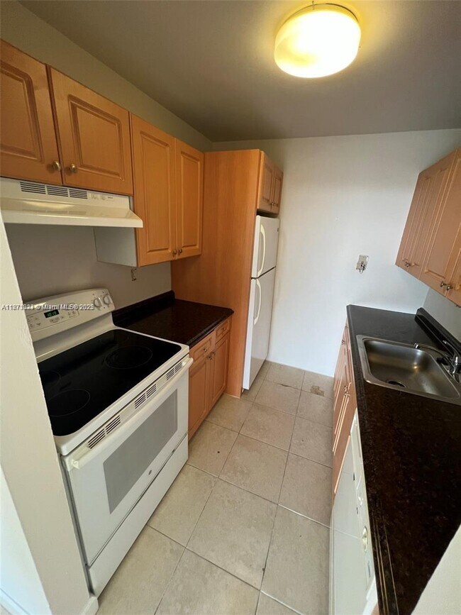 Building Photo - 2000 NE 135th St